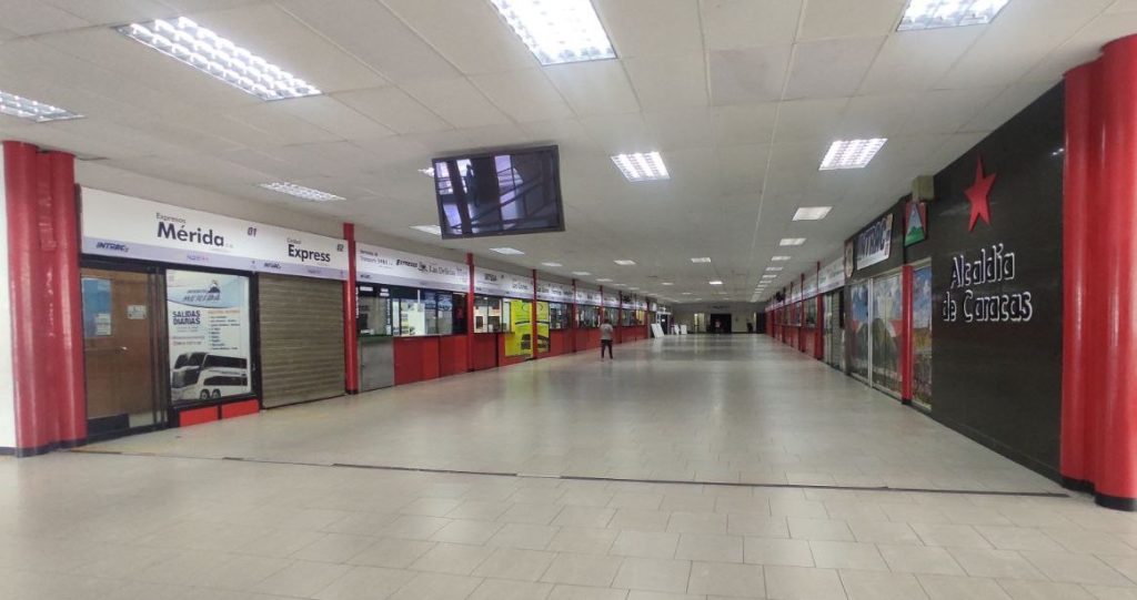Las rutas hacia los estados Zulia y Mérida no prestaban servicio este Jueves y Viernes Santo en el Terminal La Bnadera. Foto: Mairen Dona