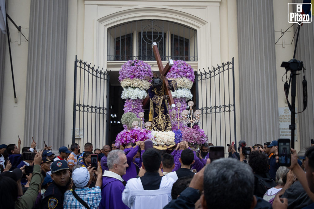 Entre lágrimas y fe devotos del Nazareno de San Pablo agradecieron milagros concedidos. Foto: Ronald Peña
