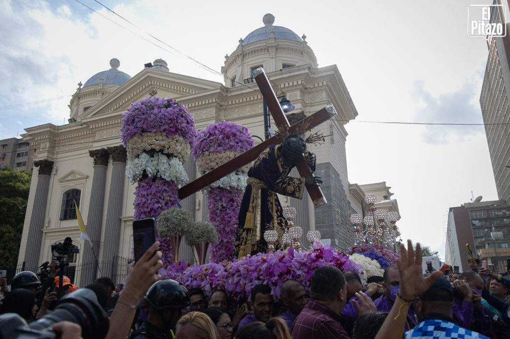 Recorrido del Nazareno de San Pablo desde la Basílica de Santa Teresa hasta la plaza Diego Ibarra. Foto: Ronald Peña