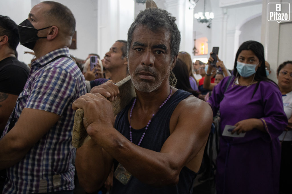  El señor Jesús Mendoza con una cruz de madera en su hombro agradece al Nazareno de San Pablo el milagro de estar con vida. Foto: Ronald Peña