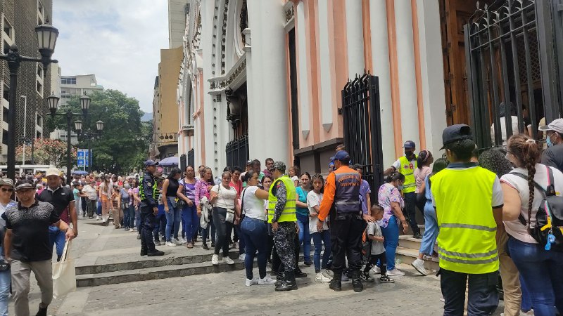 Caraqueños esperaban para ingresar a la  la Basílica Menor Santa Capilla en el centro de la capital. Foto: Mairen Dona