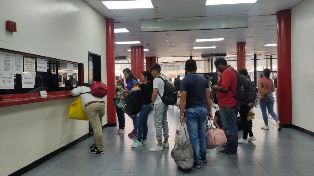 Pasajeros se movilizaban con destino Maracay y Valencia desde el Terminal La Bandera. Foto: Mairen Dona