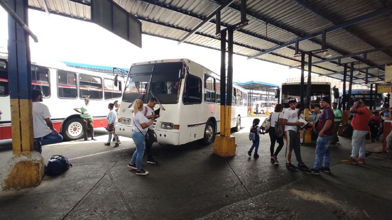 Poca afluencia de pasajeros con destino a Higuerote, Río Chico, Cúpira y Boca de Uchire desde Nuevo Circo. Foto: Mairen Dona
