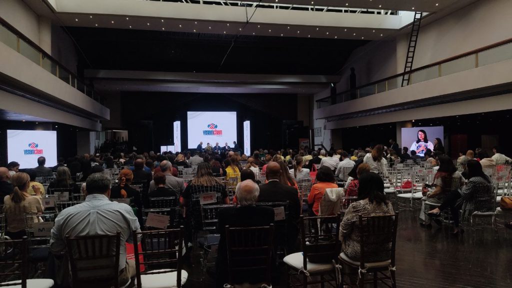 Evento organizado por la Cámara Venezolano-Americana de Comercio e Industria (VenAmCham) sobre las perspectivas sociales 2023