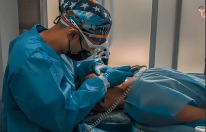 El médico José Villegas, conocido como el doctor Beto, hizo un máster de tricología y cirugía capilar en una universidad española entre 2021 y 2022, pero en Venezuela hay una controversia sobre la aceptación de este tipo de formación, según fuentes médicas. Foto: cortesía Instagram @doctorbeto_