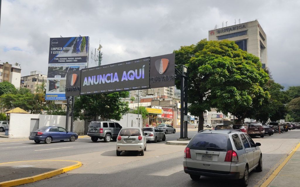 Pantalla LED en avenida El Ávila de Altamira en el municipio Chacao ofrece servicio de anuncios de marcas. Foto: Mairen Dona
