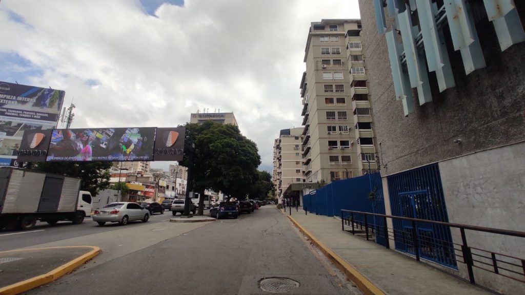 Vecinos de las residencias El Dorado y Altamira Sur consideran que pantalla LED en el municipio Chacao es una buena iniciativa para la zona. Foto: Mairen Dona