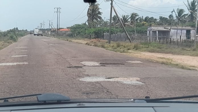 Los transportistas aseguraron que el tramo con mayor deterioro es el de Sinamaica-Paraguachón. Foto: Roxana Sarmiento.