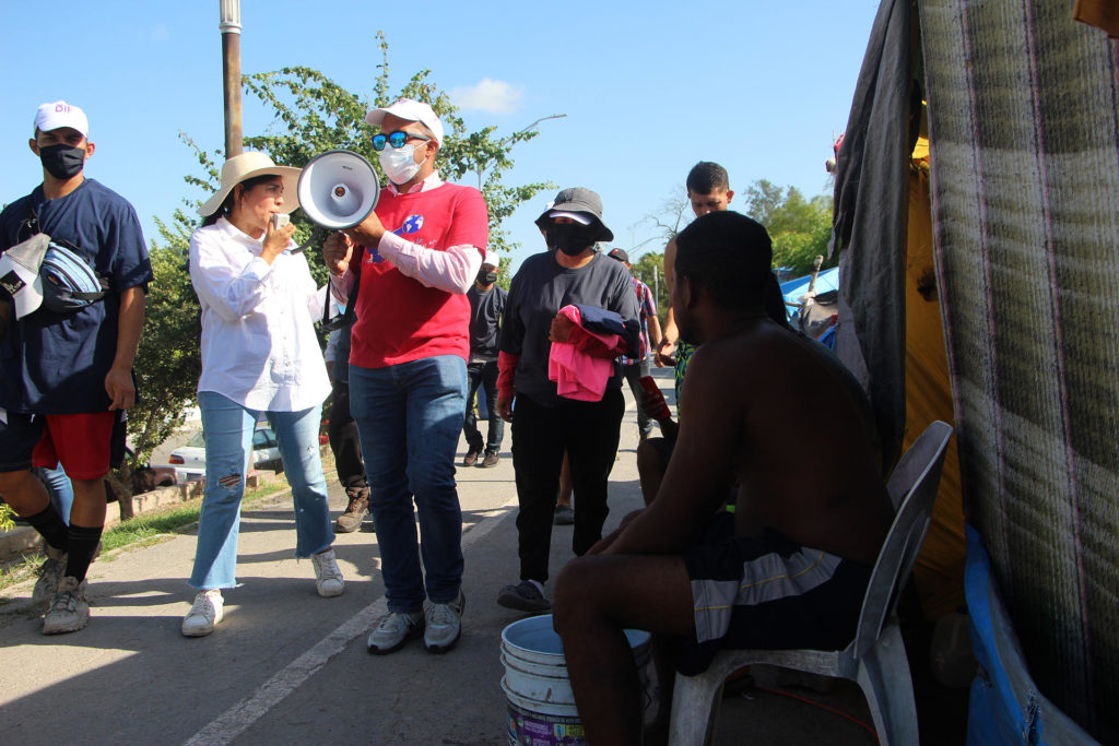 Migrantes se niegan a abandonar un campamento en el río Bravo en la frontera México-EEUU