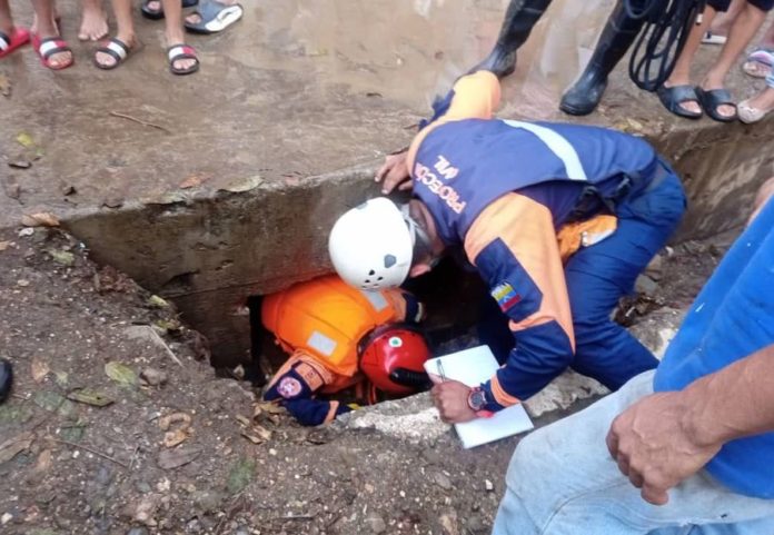 Funcionarios de Protección Civil y Bomberos iniciaron la búsqueda en el trayecto del buco que desemboca en la quebrada La Ruezga, de Barquisimeto. Foto: Cortesía Gobernación de Lara