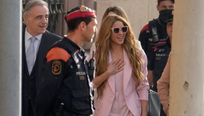 Shakira se sienta en el banquillo, acusada de defraudar 14,5 millones a Hacienda