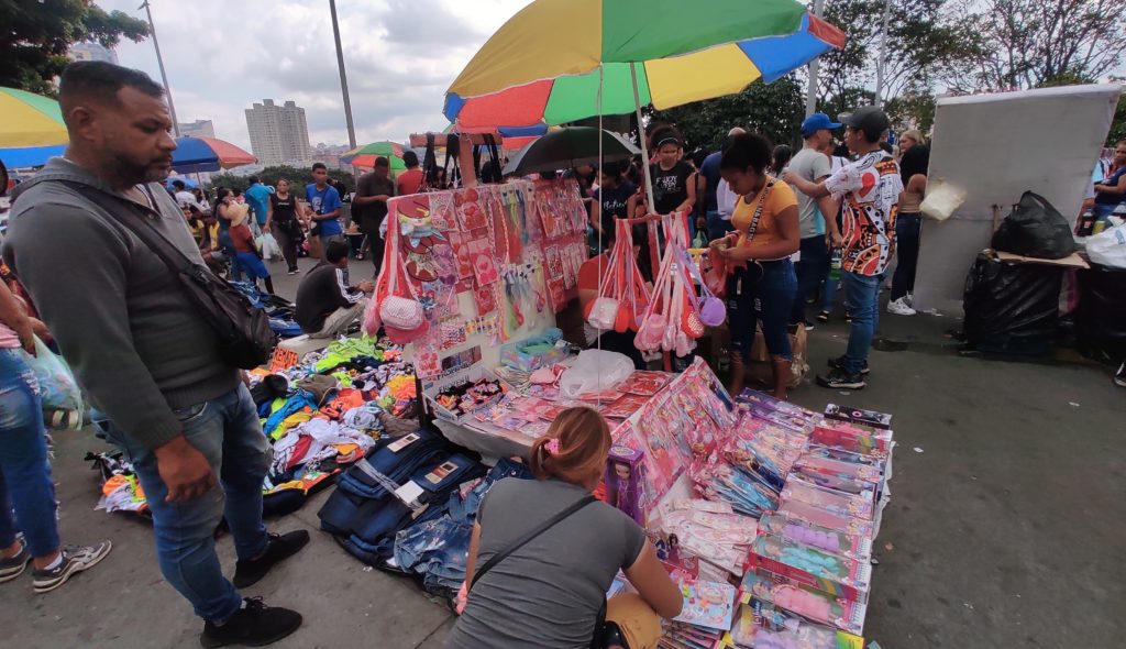 Buhoneros ofrecen ropa y juguetes en La Hoyada. | Foto: Mairen Dona