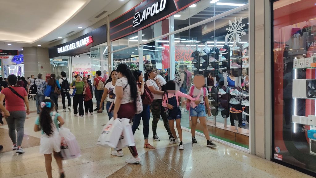 Caraqueños buscan ofertas en centros comerciales. | Foto: Mairen Dona
