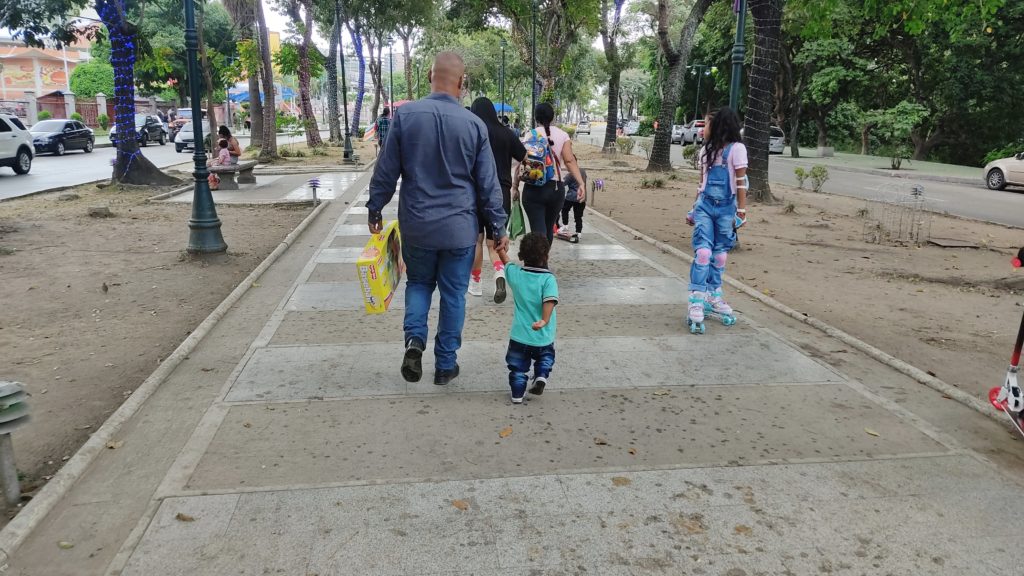 Padres caminan junto a sus hijos en el Paseo Los Próceres. | Foto: Mairen Dona