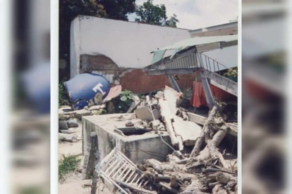 Foto de la gorra de los Tiburones de La Guaira, que identificaba la casa de Pedro Padrón Panza, destaca en los escombros tras ser arrasada en la Tragedia de Vargas. | Foto: cortesía Juan Ernesto Páez - Pumar