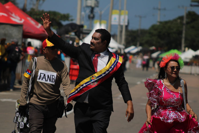 Parodias de Maduro y Chávez estuvieron presentes en Carnaval de Barranquilla. foto: Miguel Ángel González