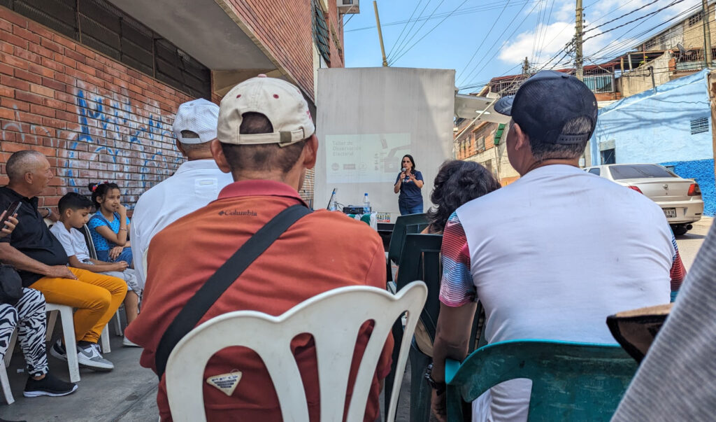 Vecinos de Prado de María reciben talles de observacion electoral junto a El Pitazo