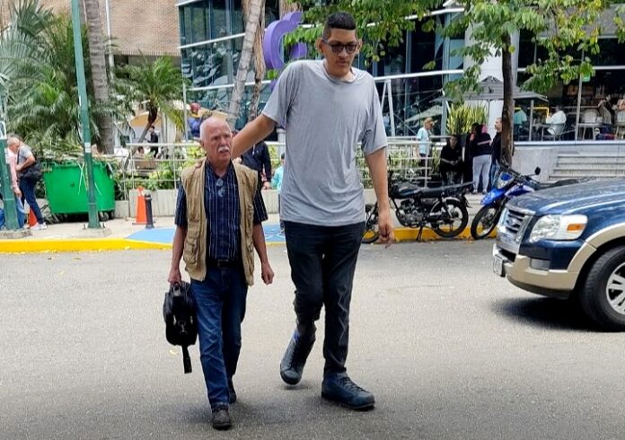 Hombre con los pies más grandes del mundo